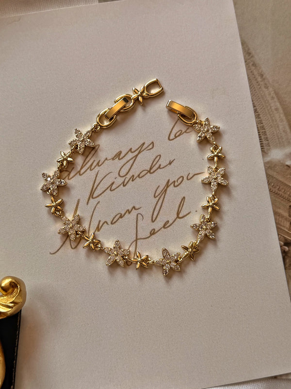 Pirinç üzeri altın kaplama taşlı ve gold çiçekli kadın bileklik tam görünüm