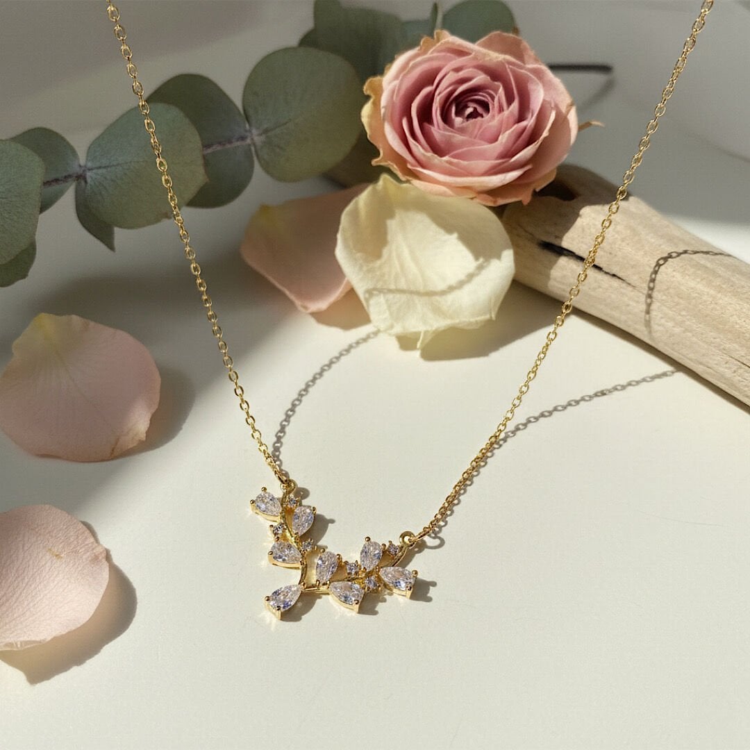 Taşlı Yaprak Tasarım Gold Çelik Kolye