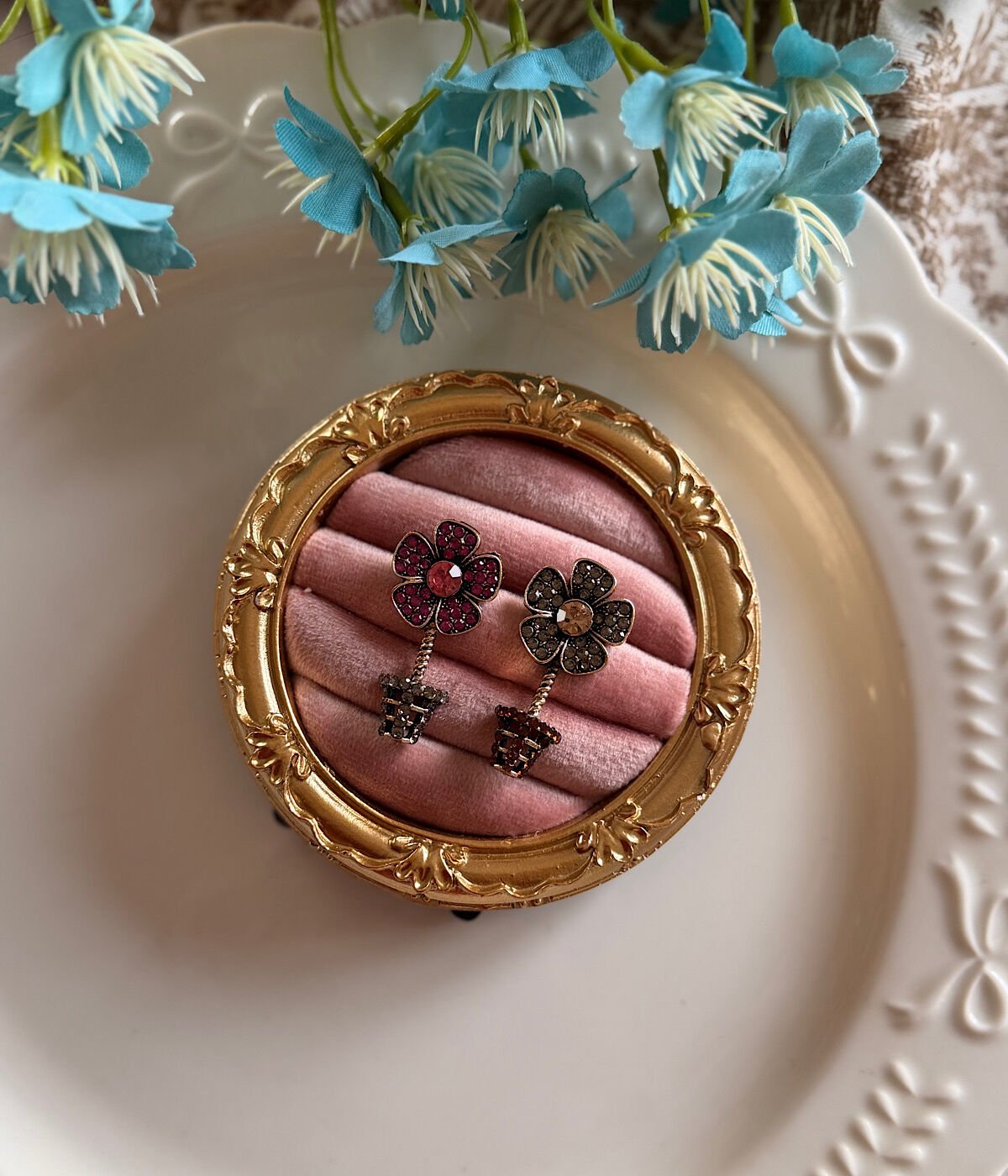 Vintage Çiçek Saksı Figürlü Kadın Broş