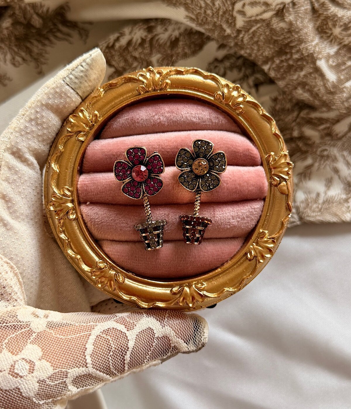 Vintage Çiçek Saksı Figürlü Kadın Broş