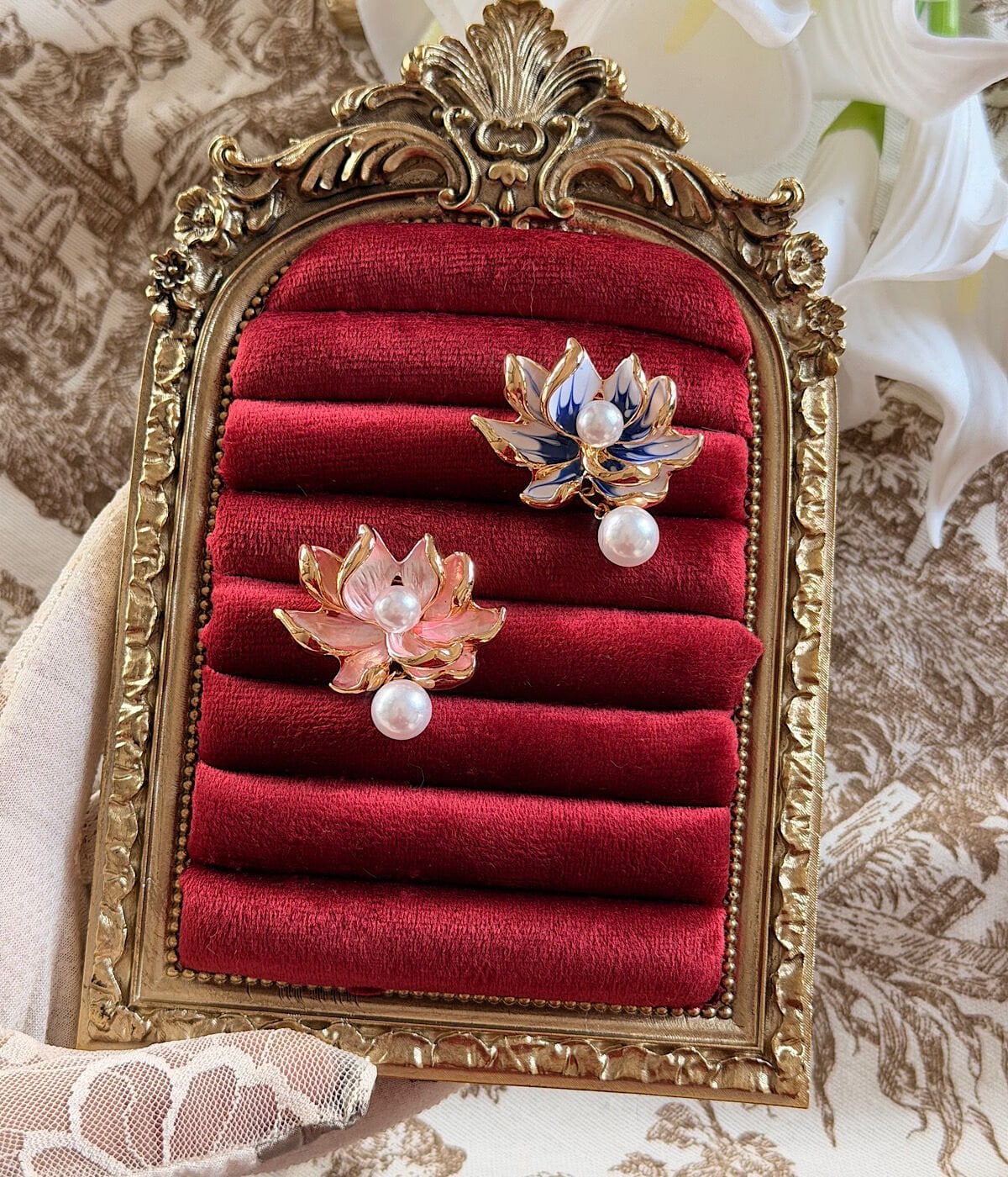 Vintage Lotus Çiçek Tasarımlı İnci Detaylı Kadın Broş