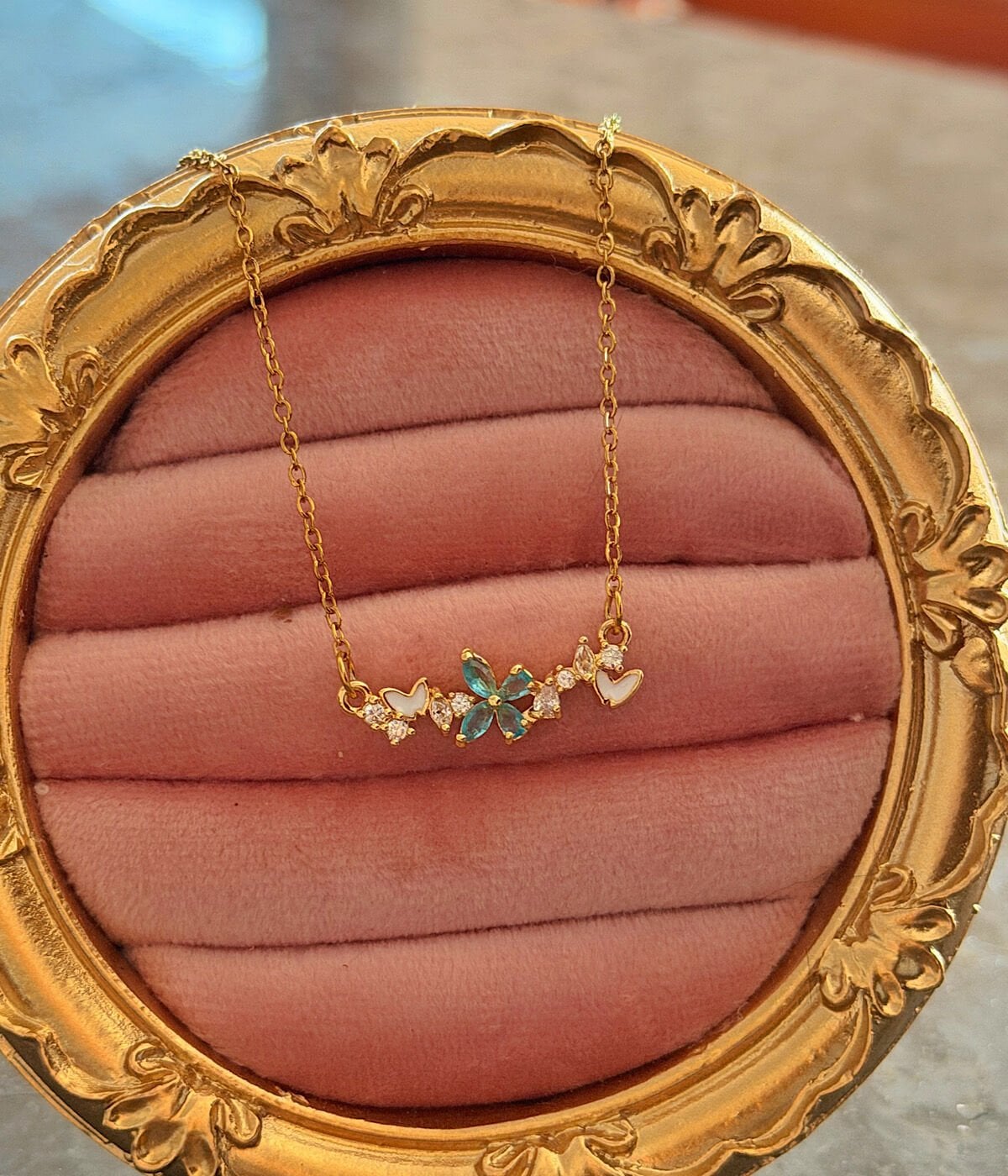 Vintage Mavi Taşlı Çiçek ve Kalp Detaylı Çelik Kolye