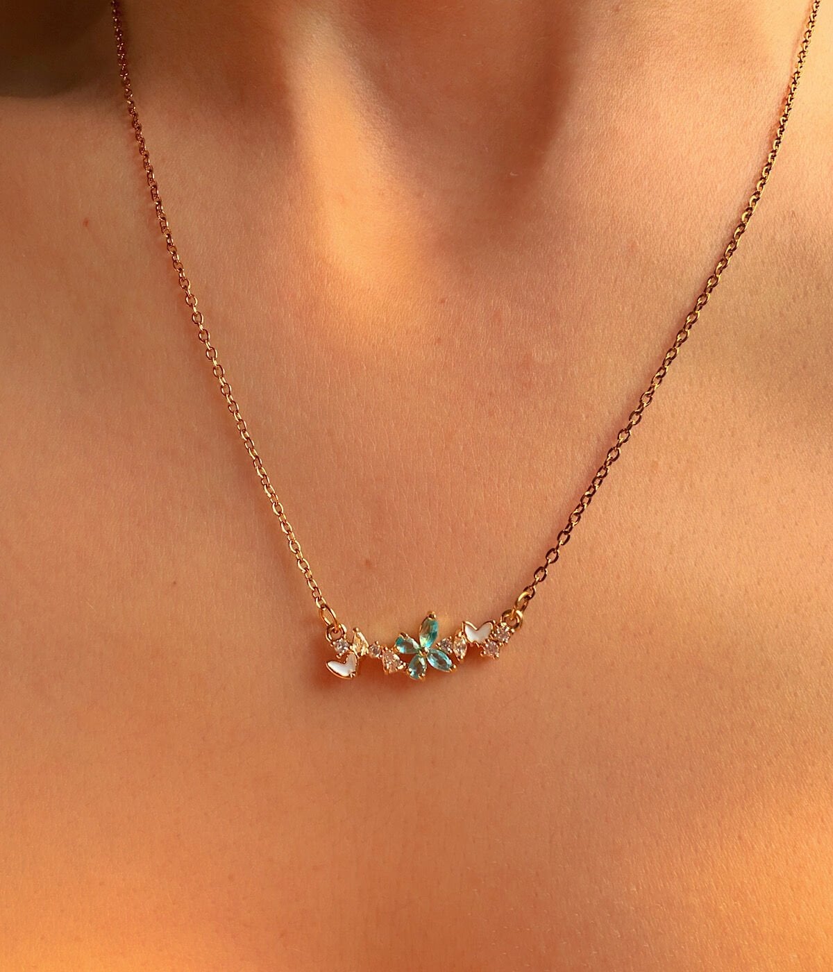 Vintage Mavi Taşlı Çiçek ve Kalp Detaylı Çelik Kolye