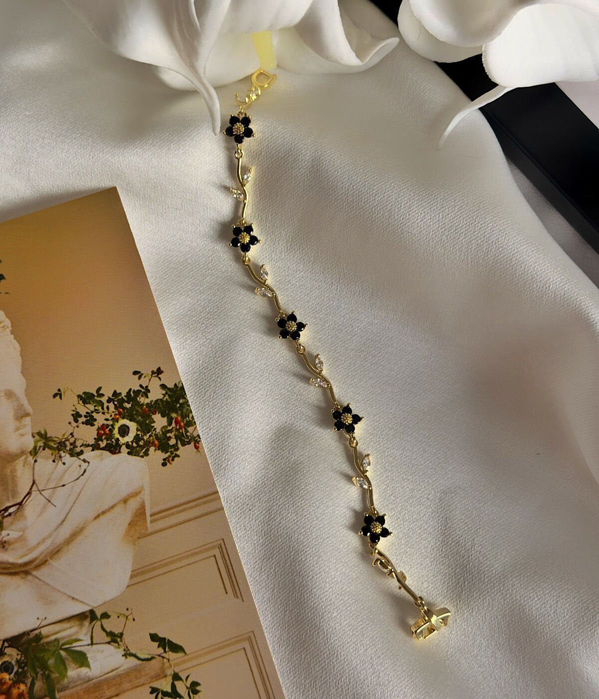 Vintage Siyah Çiçek Motifli Zirkon Taşlı Zarif Kadın Bileklik