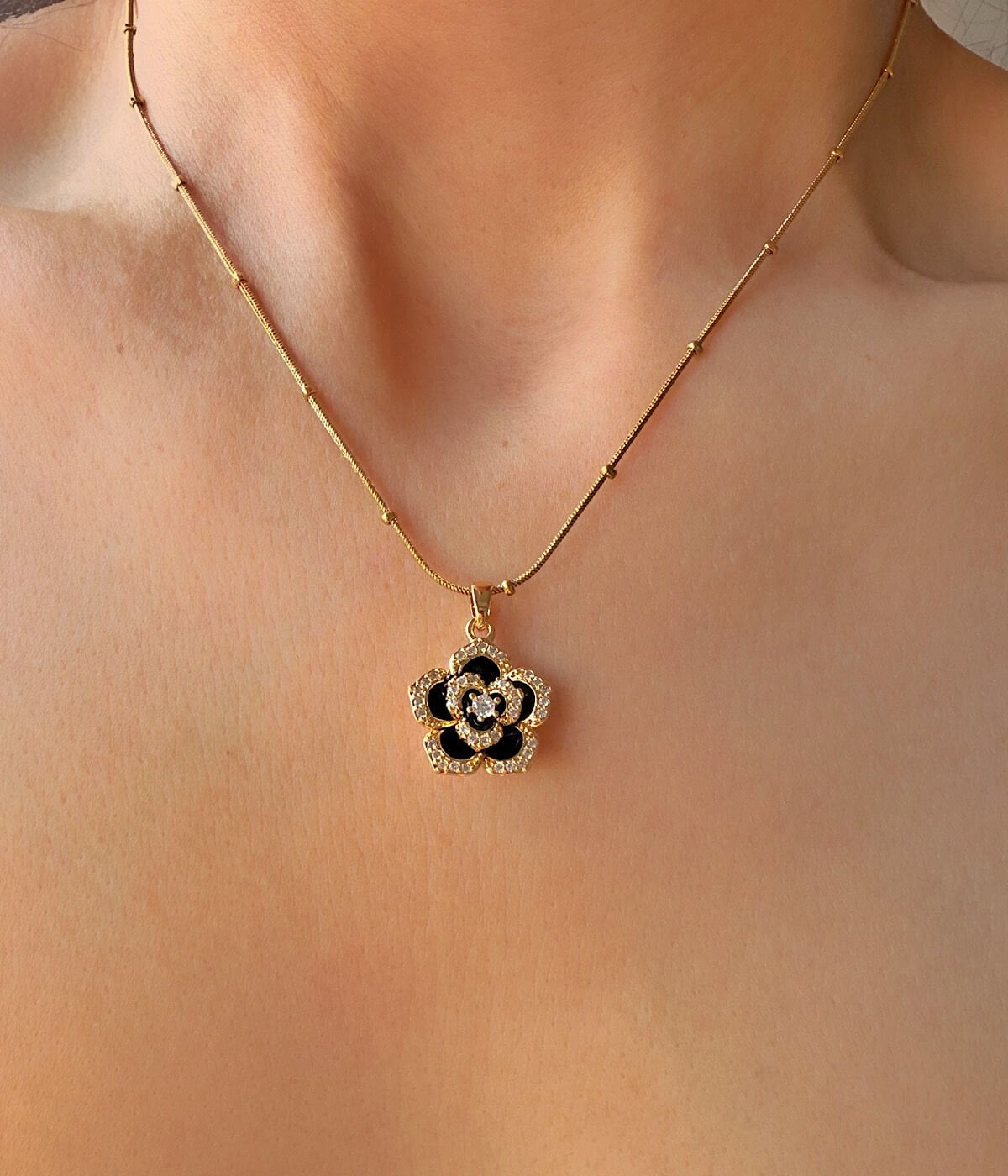 Vintage Siyah Gül Çelik Kolye