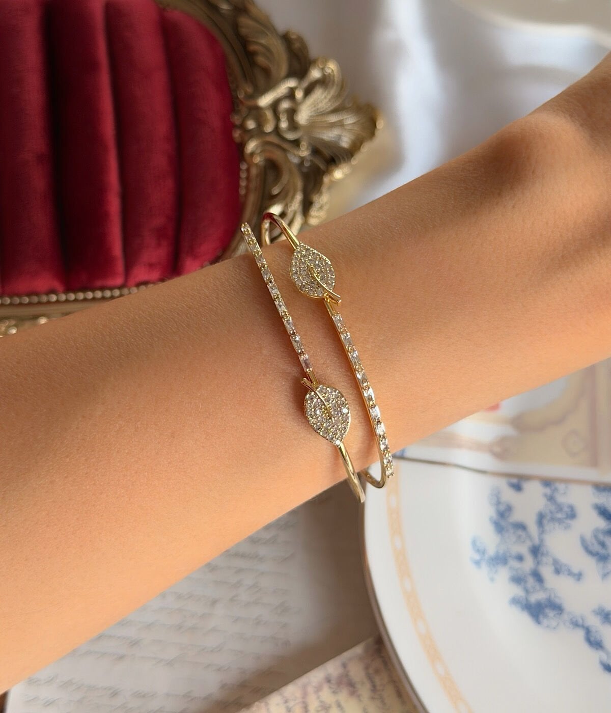 Vintage Yaprak Tasarımlı Zirkon Taşlı Zarif Kadın Halka Bileklik