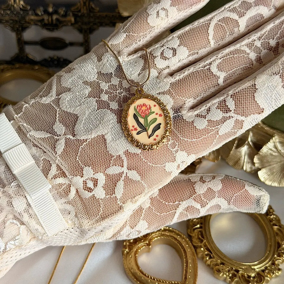 Vintage Zarif Çiçek Figürlü Çelik Kolye Vintage Aksesuar