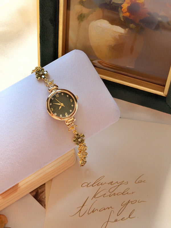 Yeşil çiçekli gold kadın saat vintage masa üstü görünümü