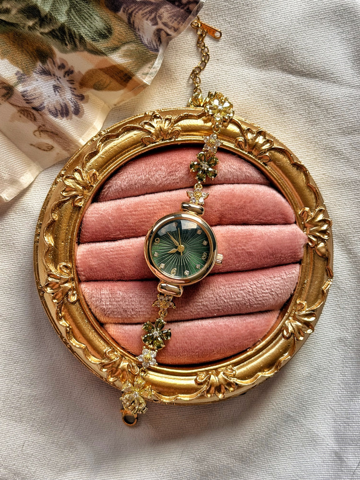 Yeşil kadranlı çiçekli gold kadın saat vintage sunum