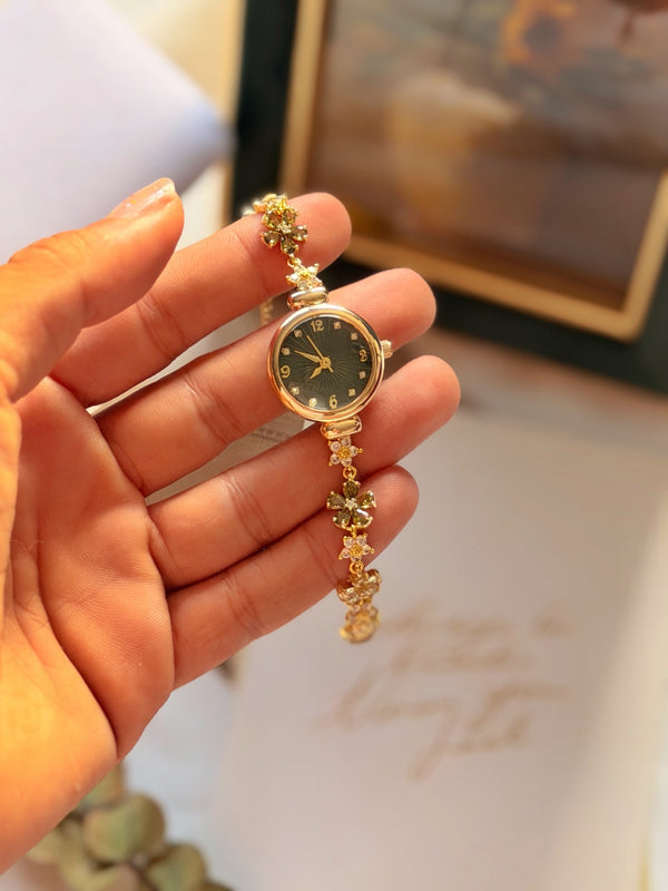 Yeşil kadranlı gold kadın saat elde yakın ürün görünümü