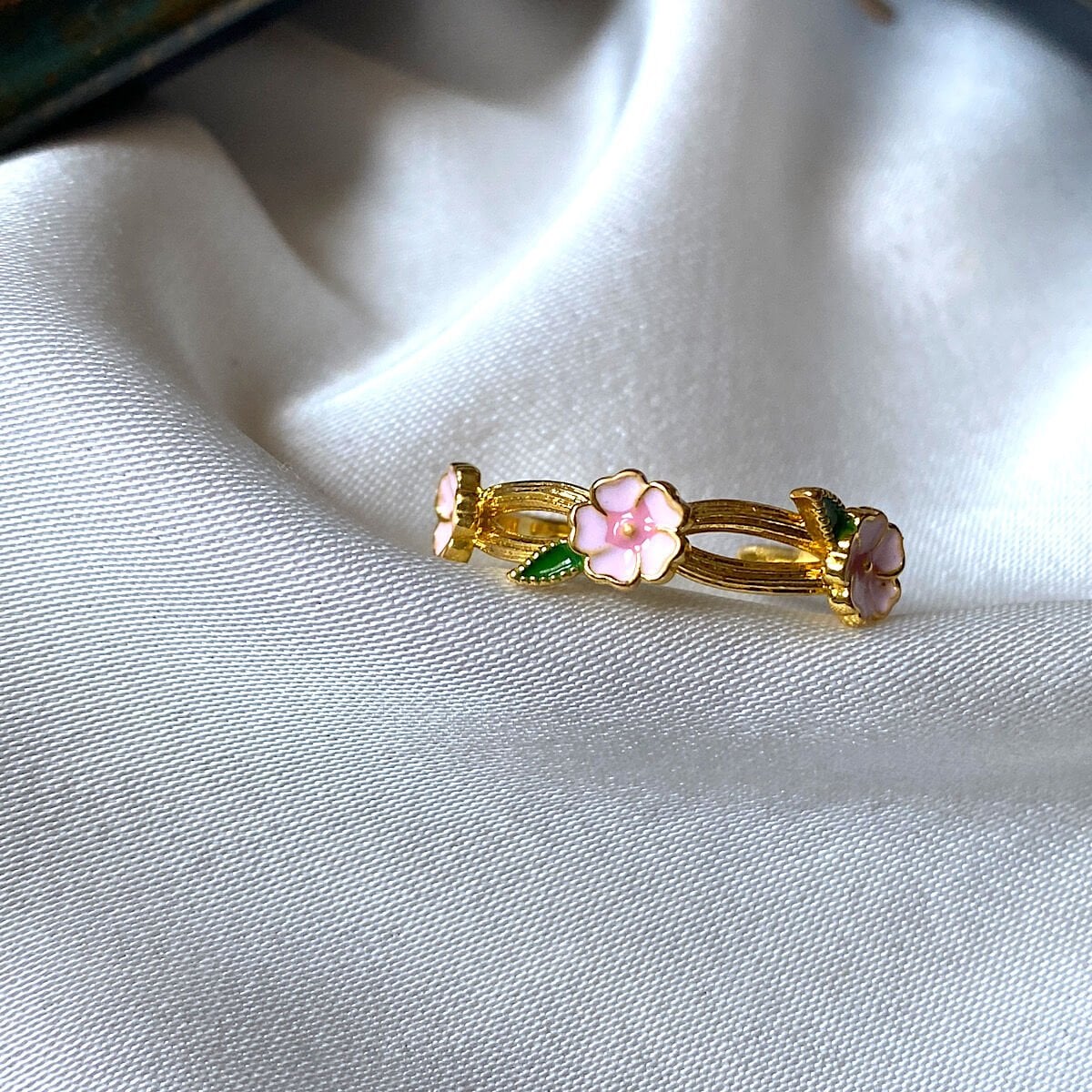 Yeşil Yapraklı Pembe Çiçek Yüzük