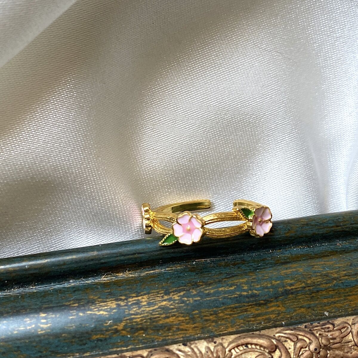 Yeşil Yapraklı Pembe Çiçek Yüzük