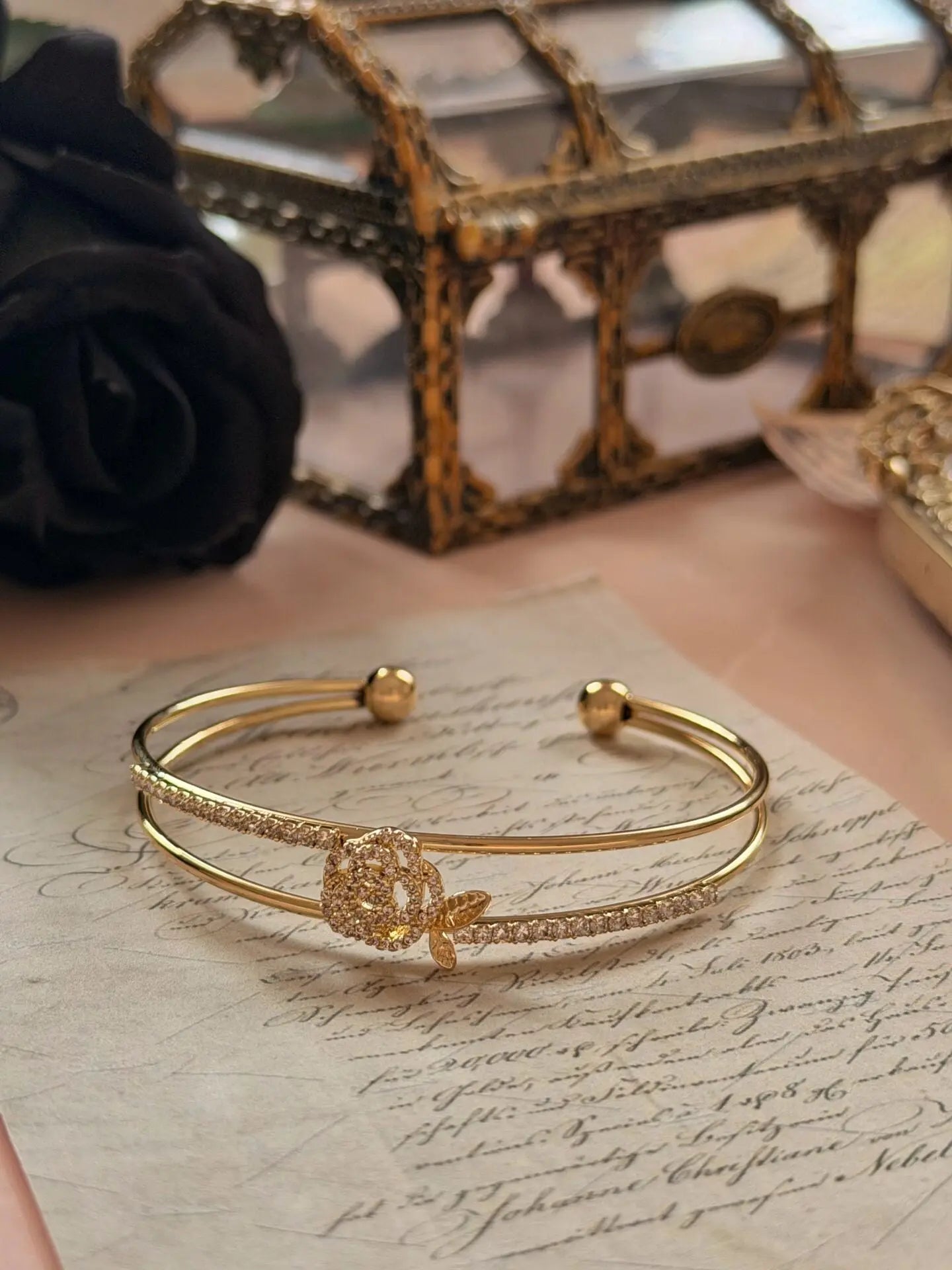 Zirkon Taşlı Gül Figürlü Gold Kadın Bileklik