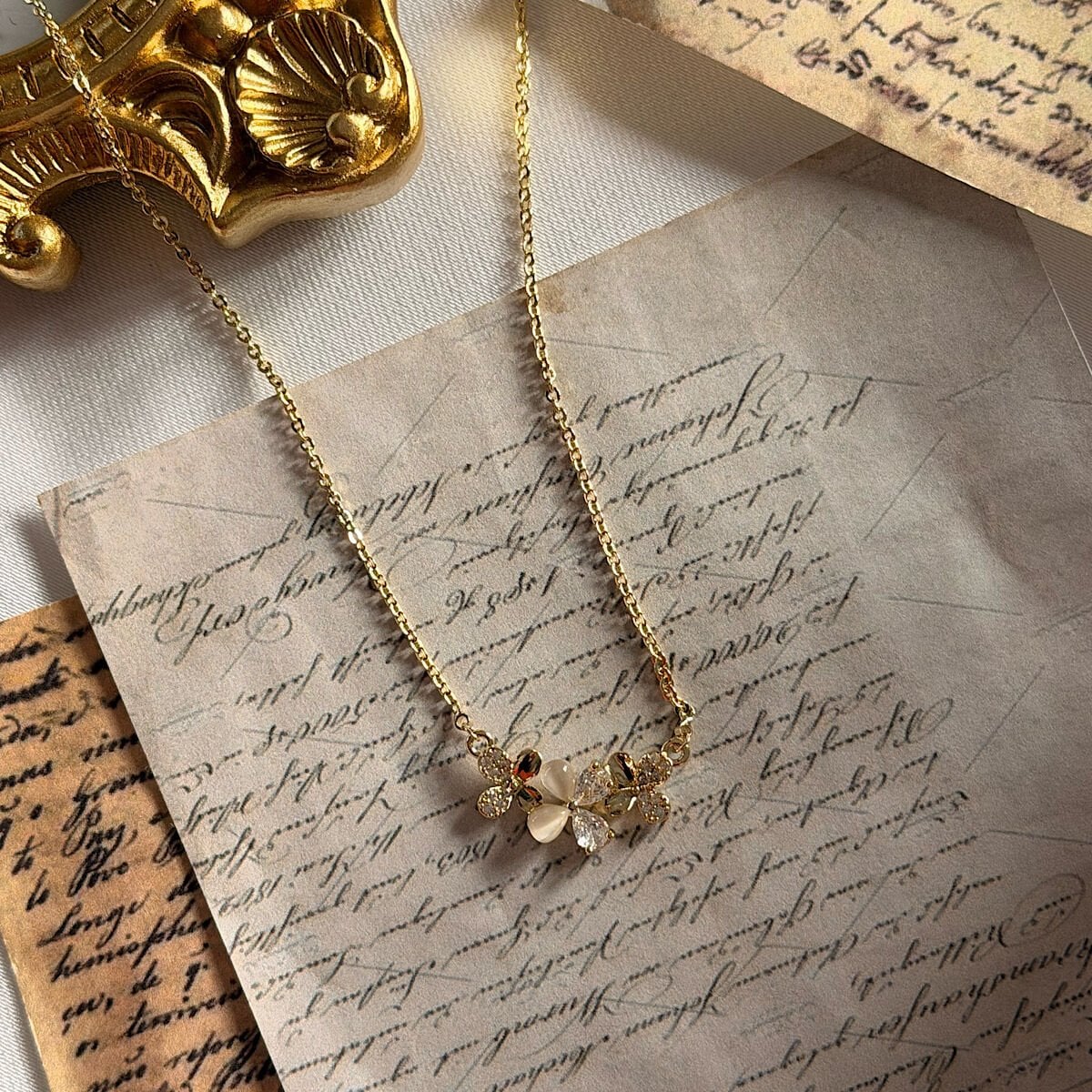 Zirkon Taşlı Kelebek Detaylı Çiçek Kolye