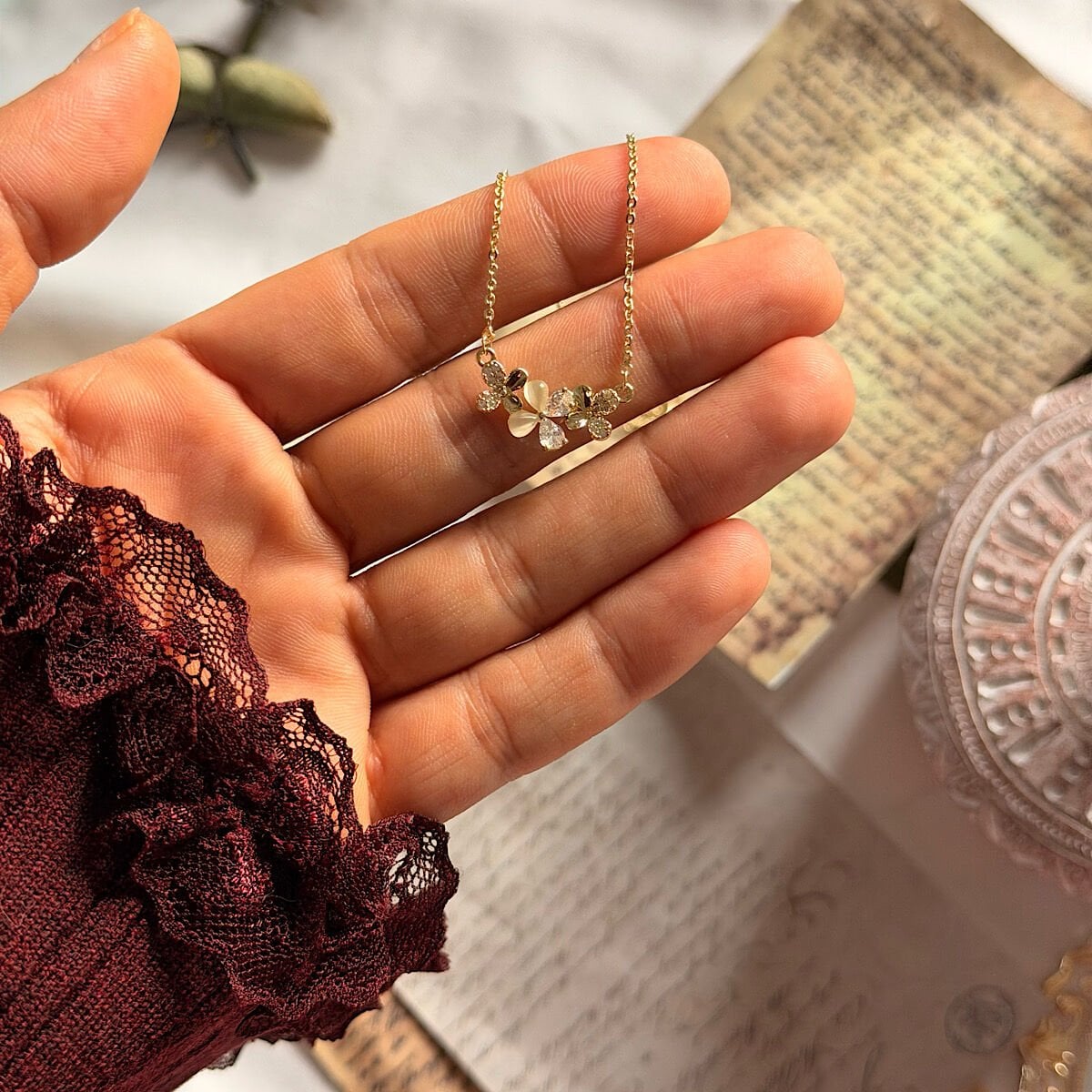 Zirkon Taşlı Kelebek Detaylı Çiçek Kolye