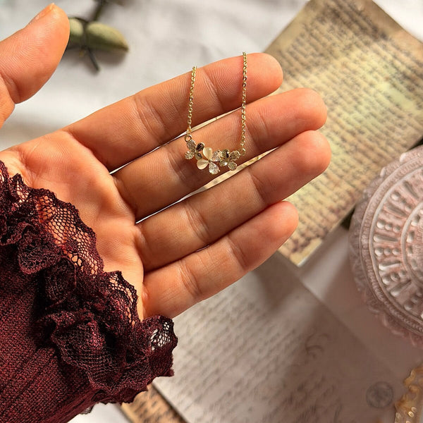 Zirkon Taşlı Kelebek Detaylı Çiçek Kolye