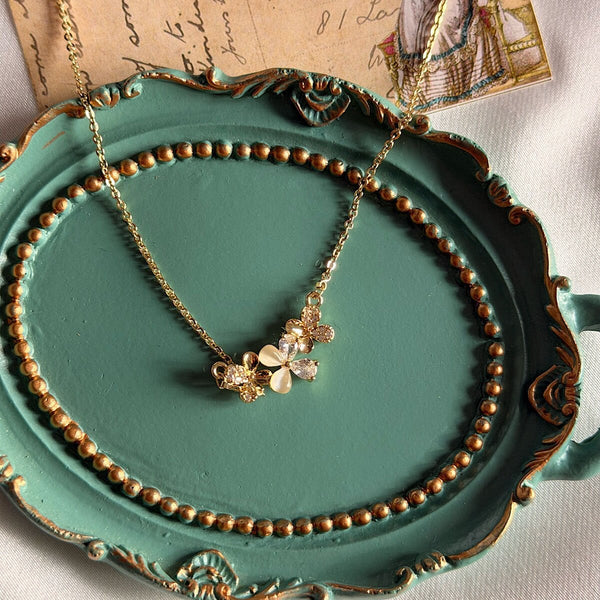 Zirkon Taşlı Kelebek Detaylı Çiçek Kolye