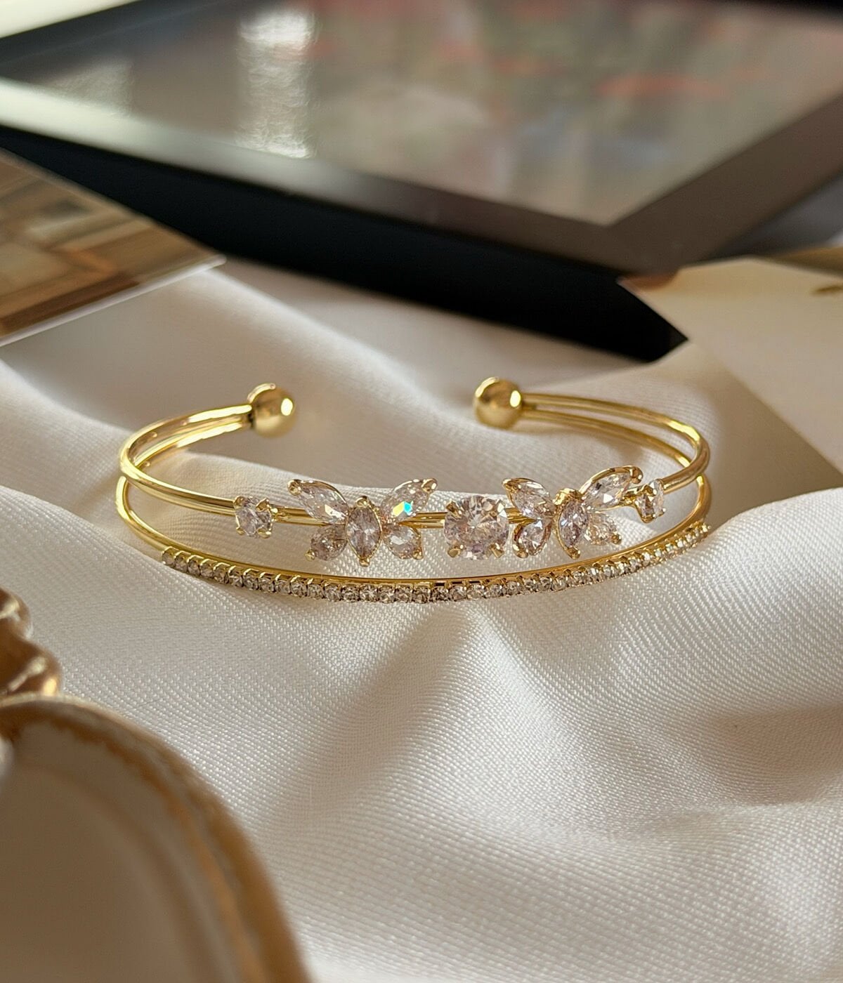 Zirkon Taşlı Kelebek Figürlü Zarif Kadın Bileklik