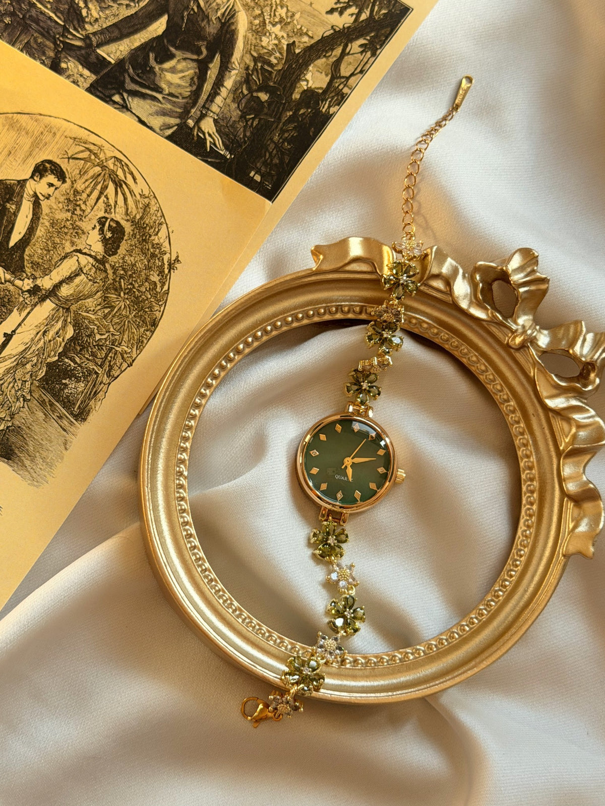 Zümrüt yeşili çiçek detaylı gold kadın saat vintage çerçeve üzerinde